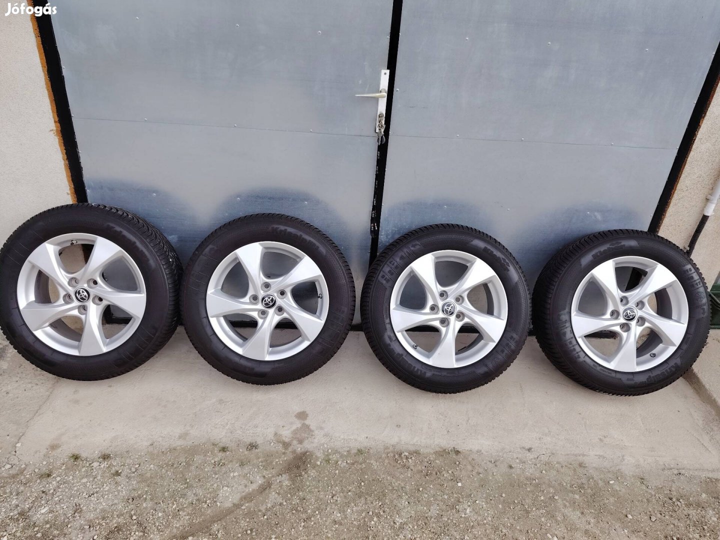Toyota C-HR 17" gyári alufelni/gumi szett, gyári szenzorokkal eladó 