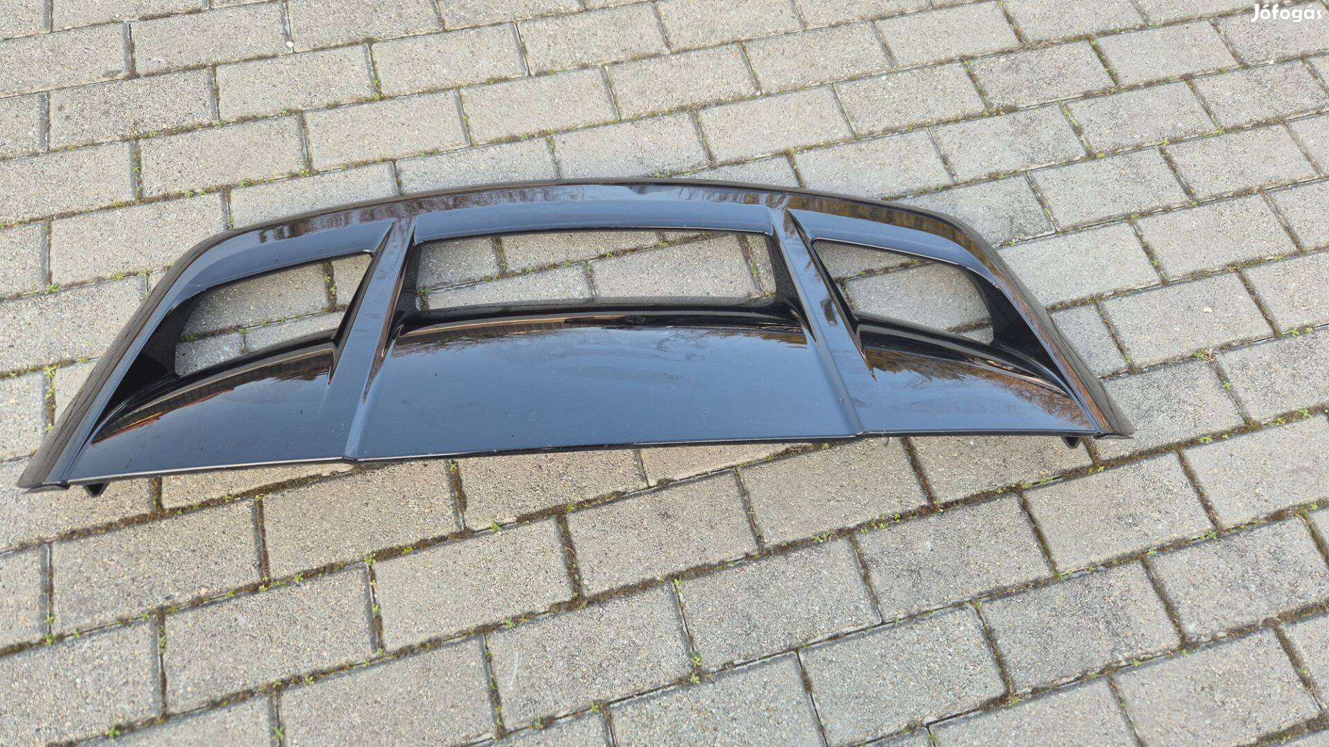 Toyota C-HR 2018-2022 gyári csomagtérajtó közép-spoilerdíszb