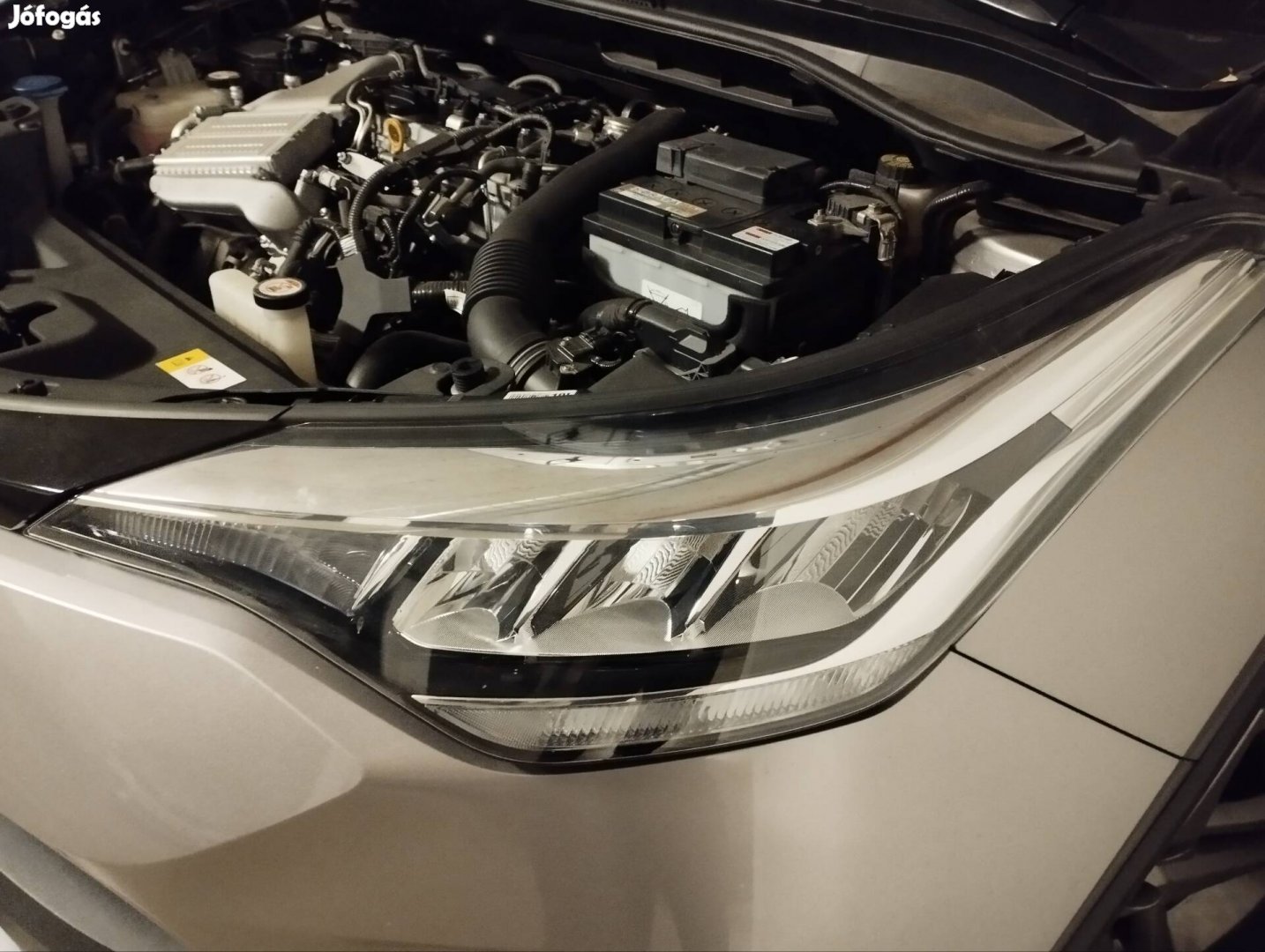 Toyota C-HR bal fényszóró eladó, kis hibával