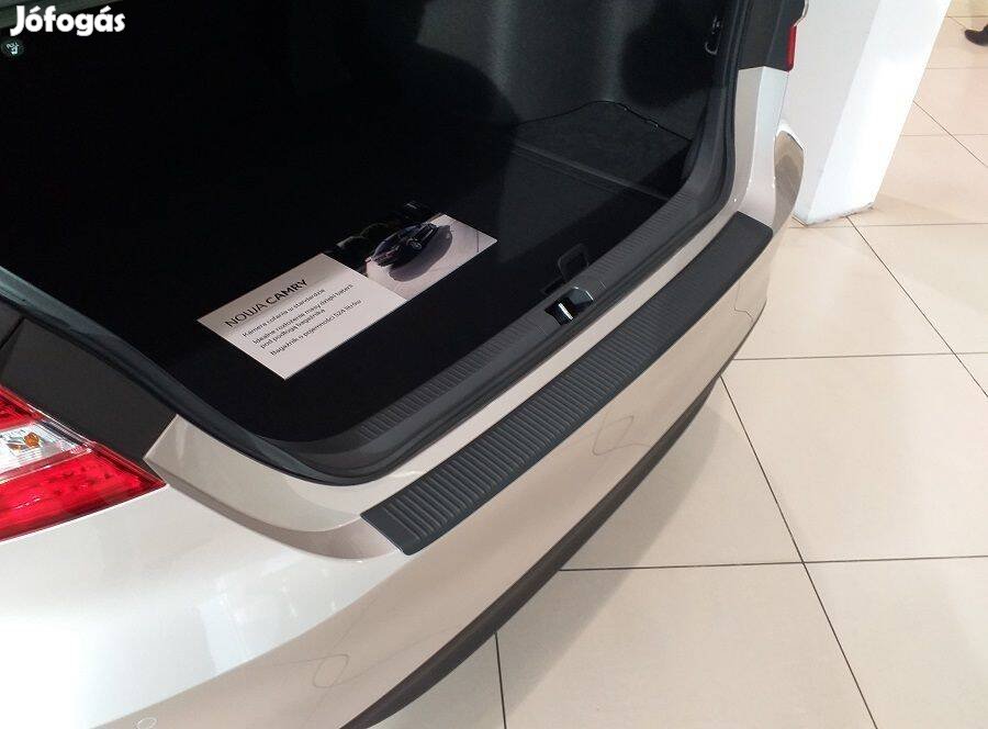 Toyota Camry 2019- Lökhárítóvédő műanyag