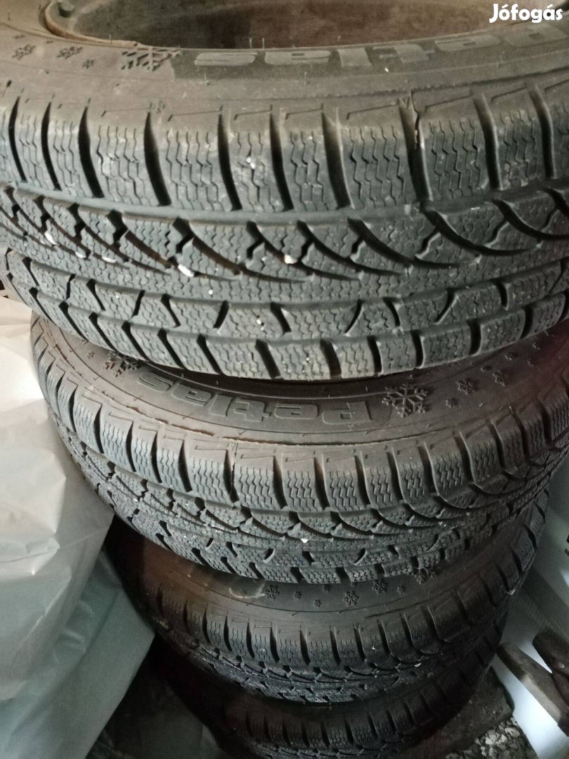 Toyota Corolla 15-ös 4x100 lemezfelni Petlas R15 185/65 téli gumikkal