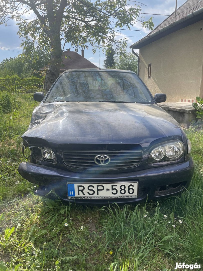 Toyota Corolla E11,balesetben sérült