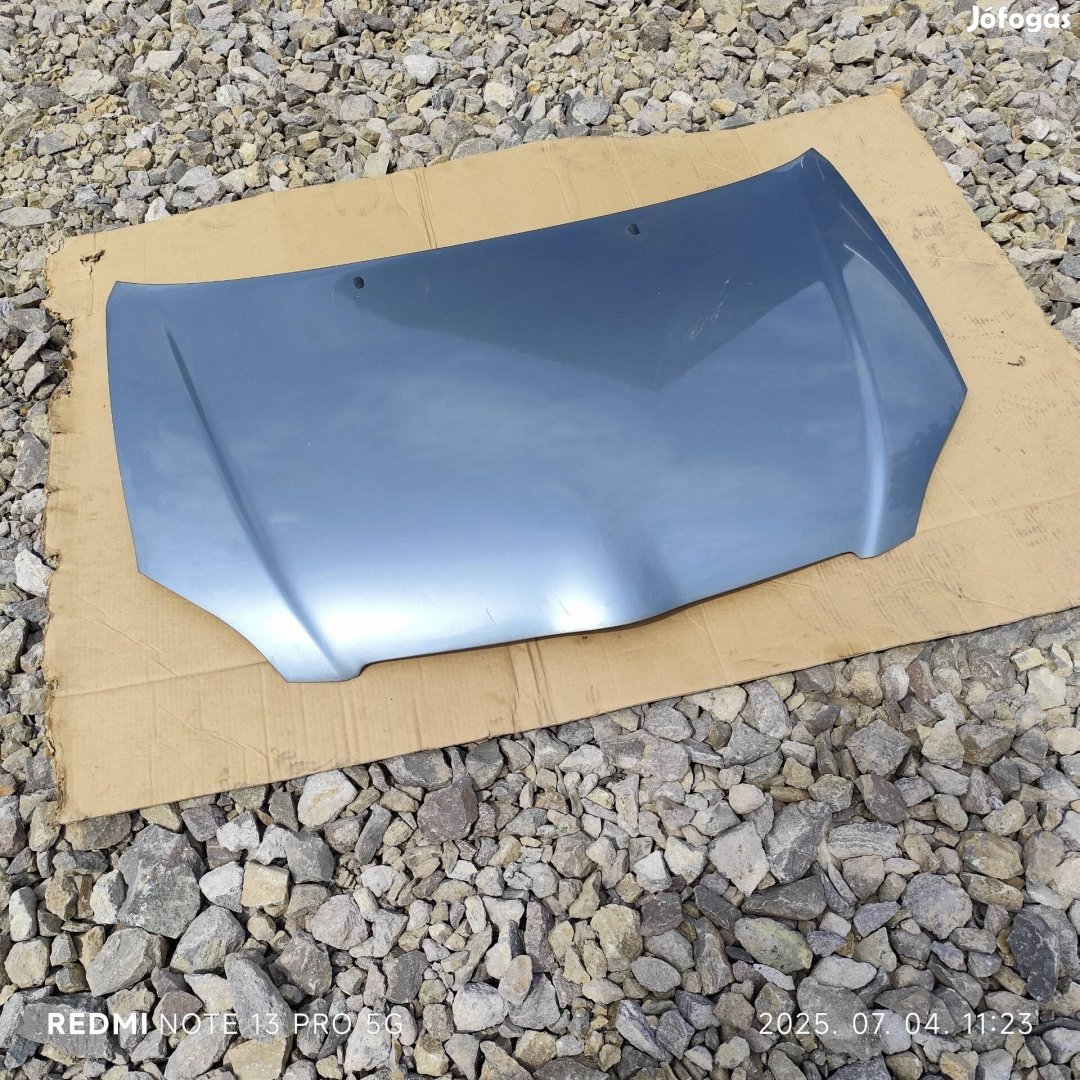 Toyota Corolla motorháztető.