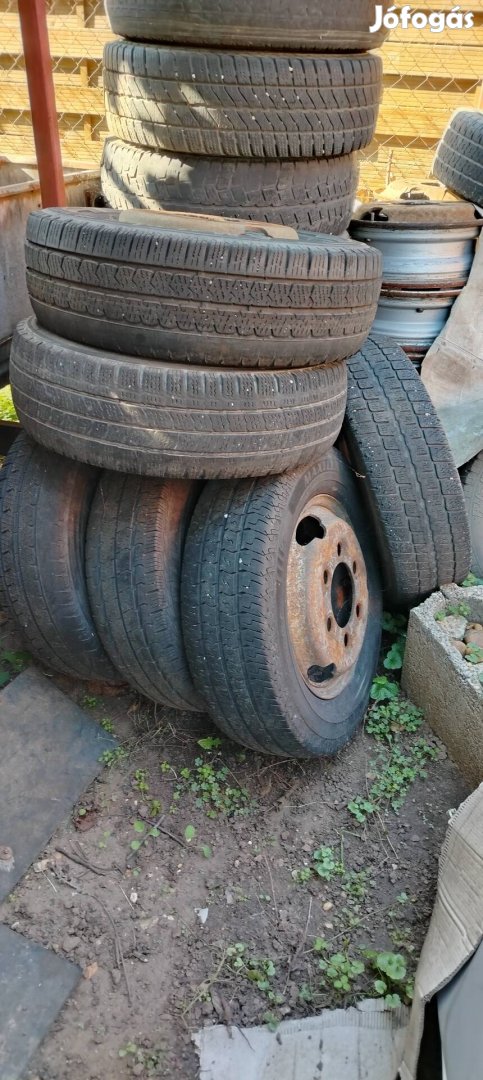 Toyota Dyna acél felnik. 