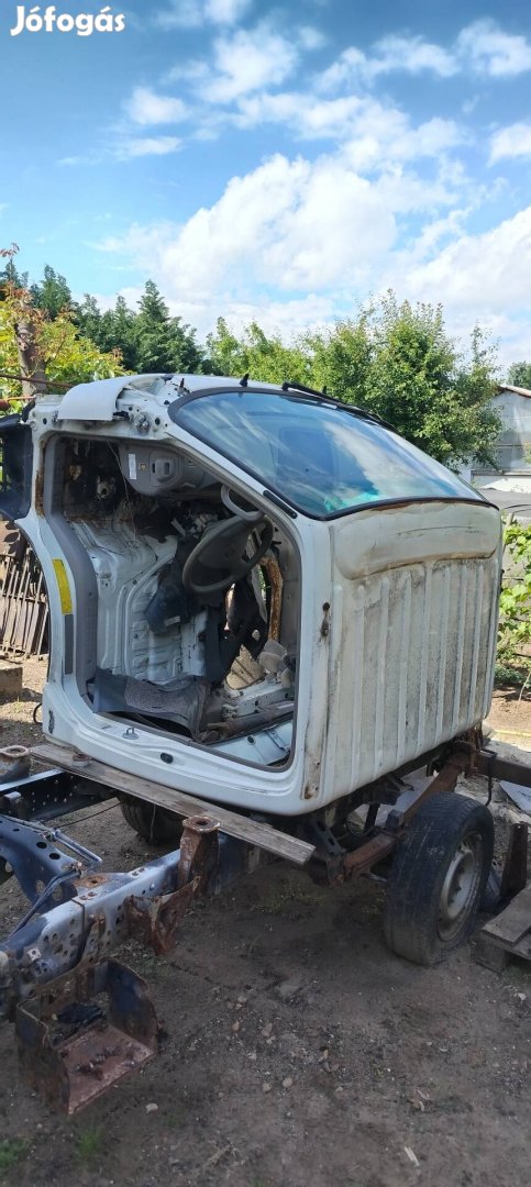 Toyota Dyna jó állapotú fülke. 