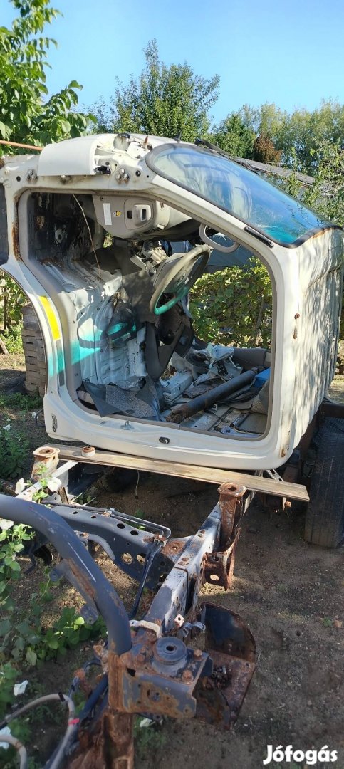 Toyota Dyna jó állapotú fülke. 