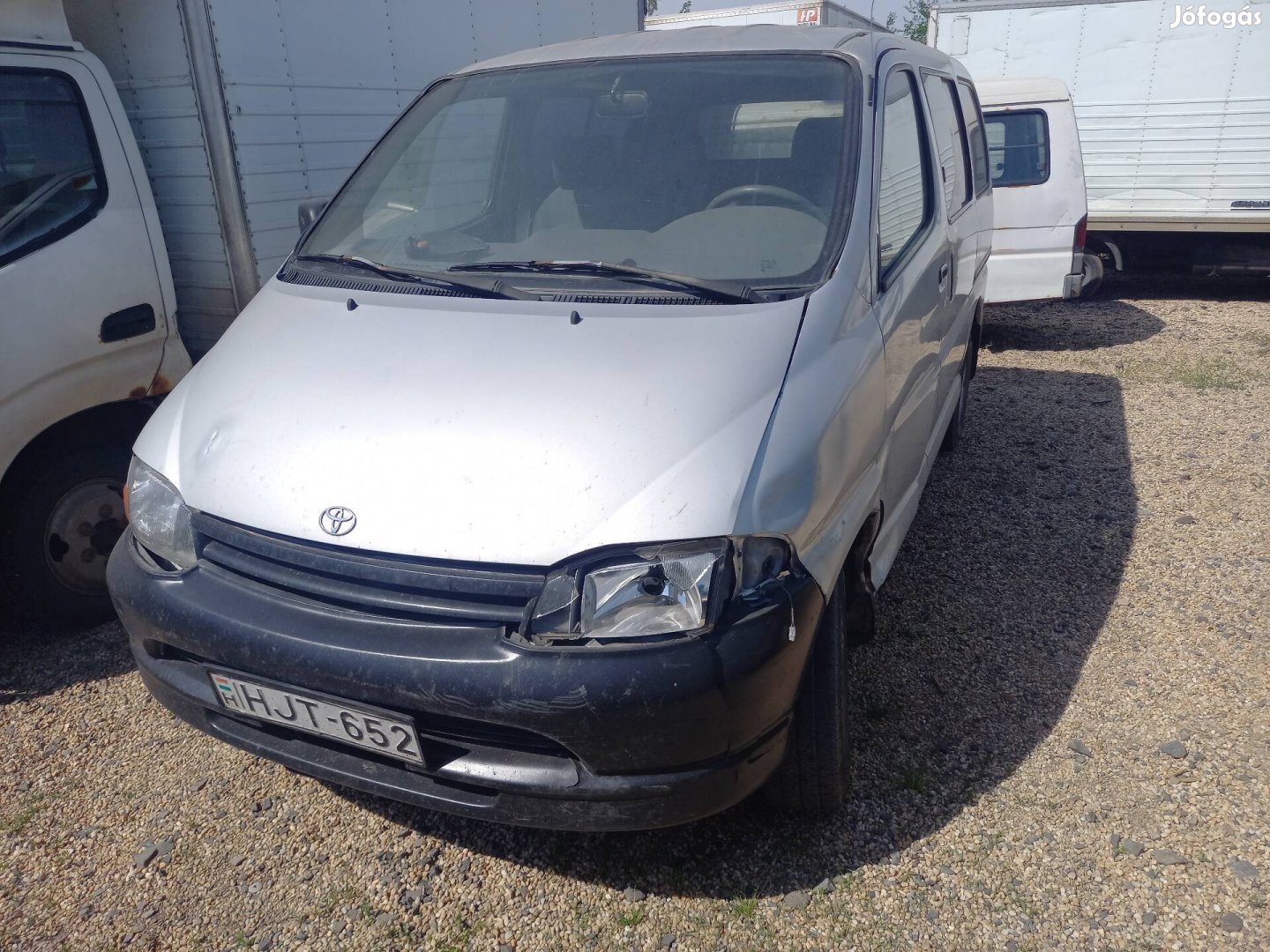 Toyota Hiace 2.4D bal elején sérülten eladó.