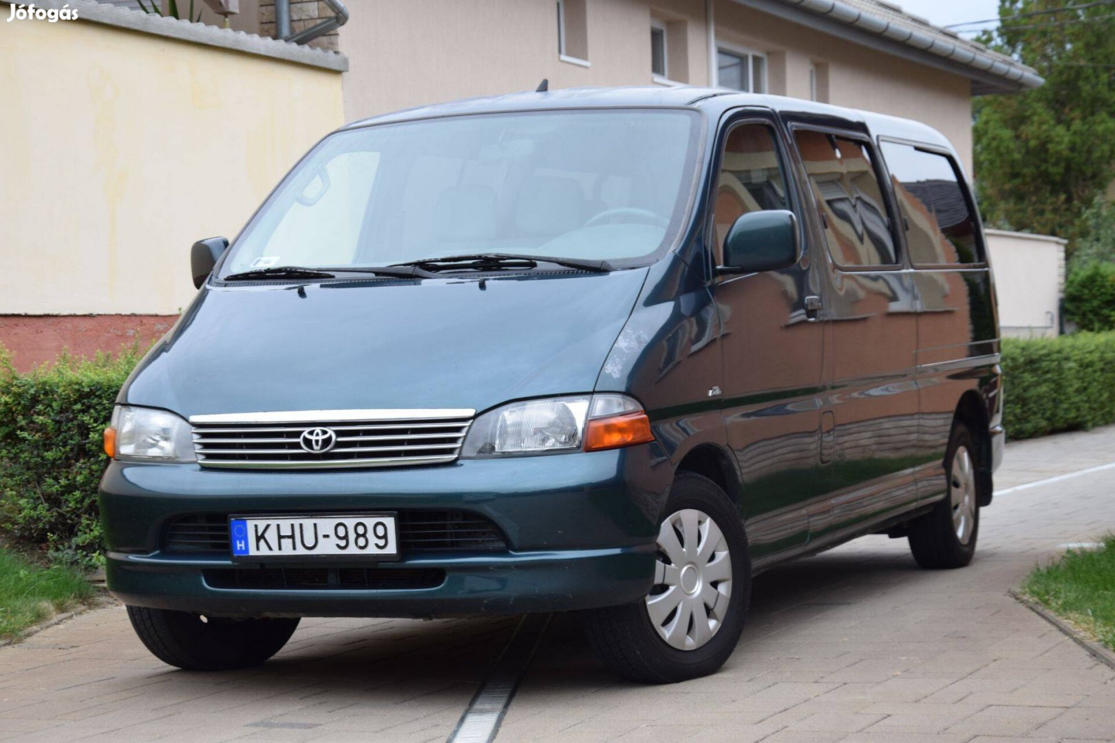 Toyota Hiace 2,5 D4D klímás, hosszú gyári kisbusz