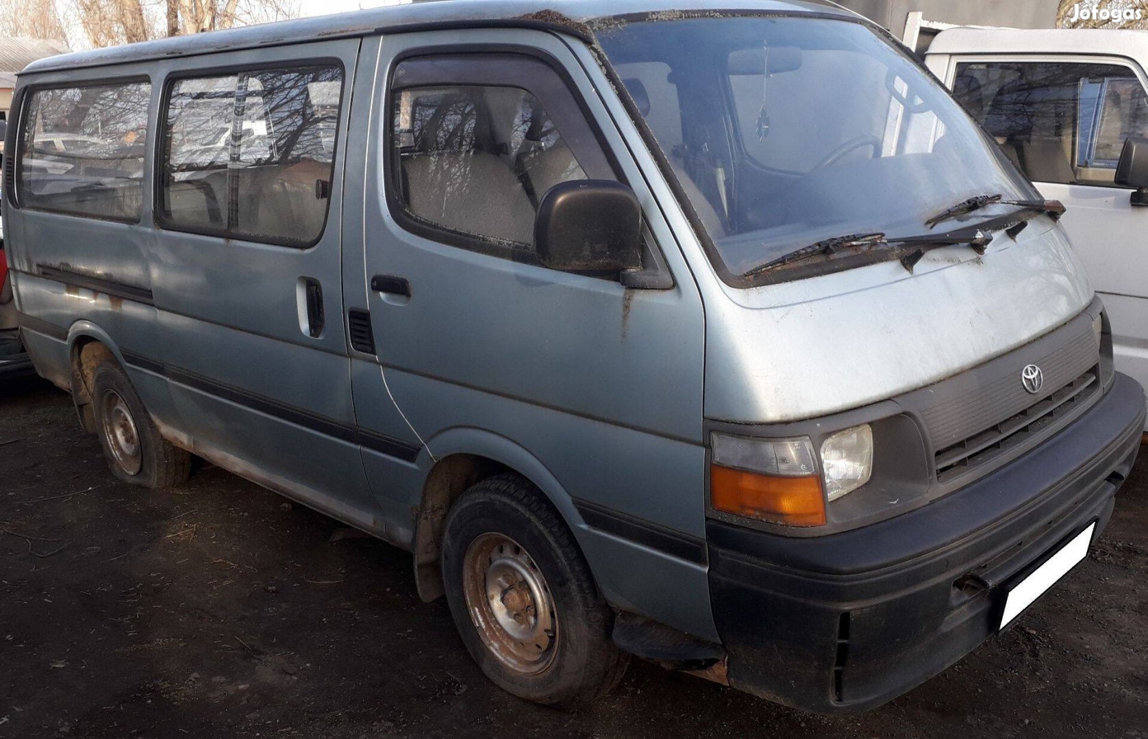 Toyota Hiace 95-ös motor, váltó, karosszéria elemek ajtók, lámpák stb