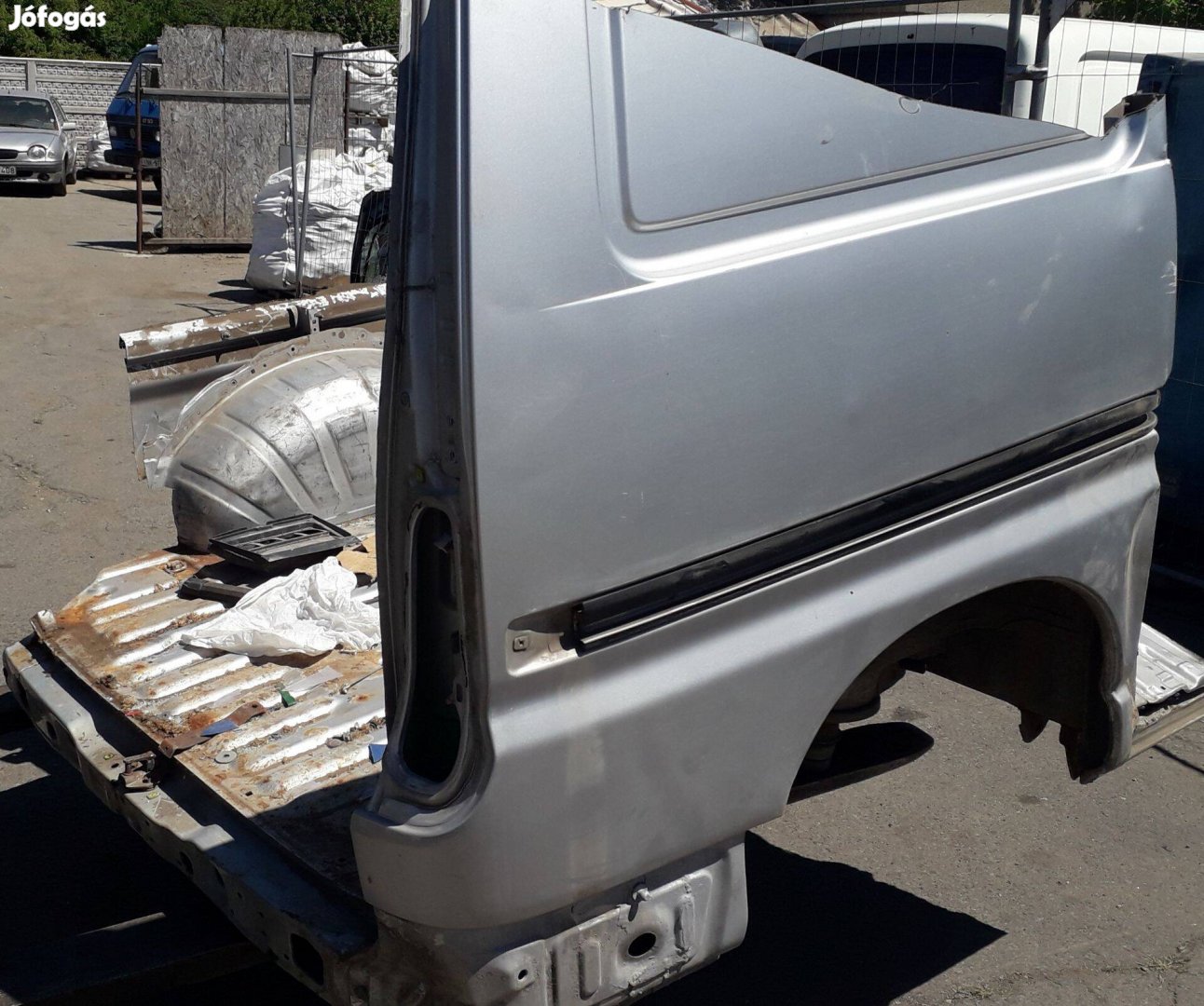 Toyota Hiace karosszéria, jobb hátsó sarok, sárvédő, negyed, nyúlvány