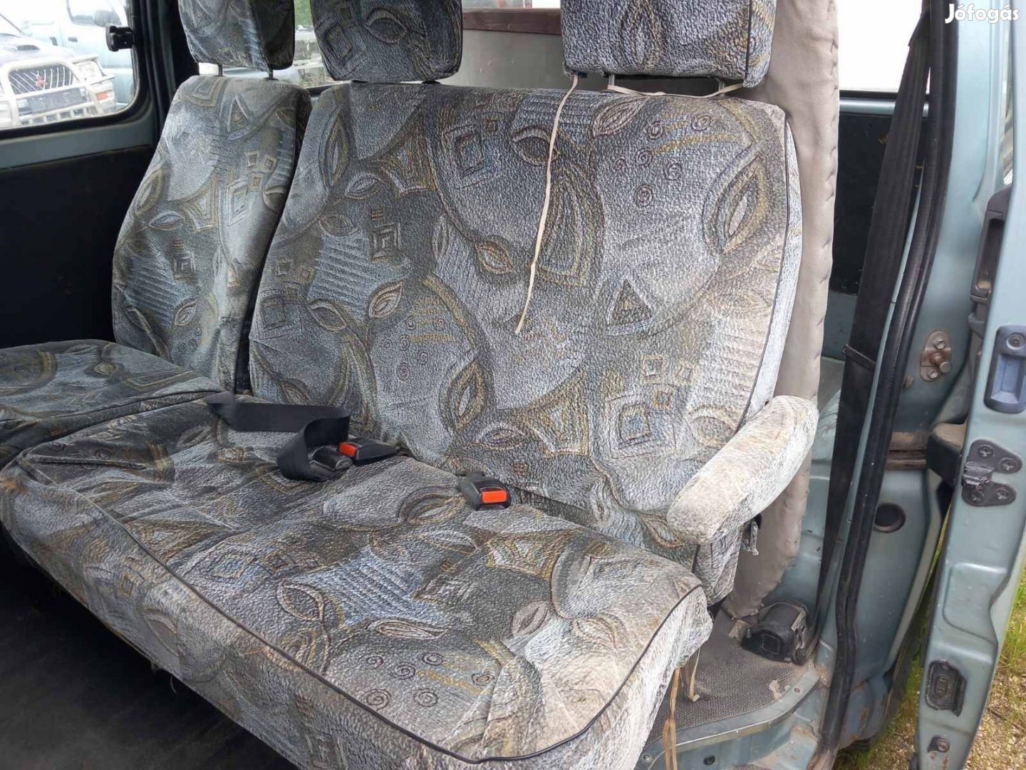 Toyota Hiace középső üléssor biztonsági övvel,fejtámlával,kartámasszal