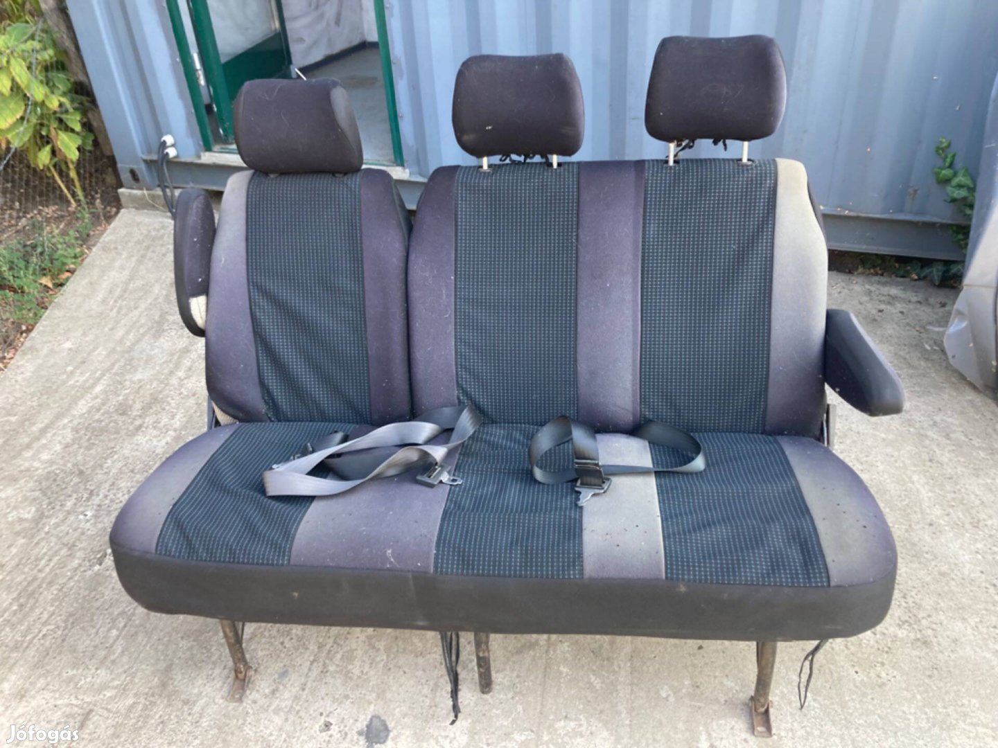 Toyota Hiace középső üléssor övekkel