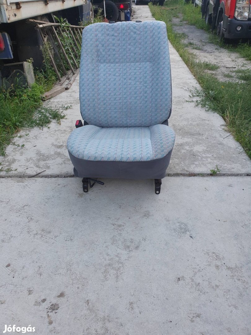 Toyota Hiace vezetőülés 