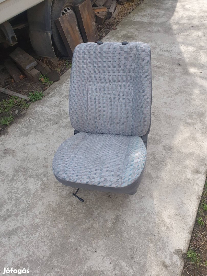 Toyota Hiace vezetőülés 