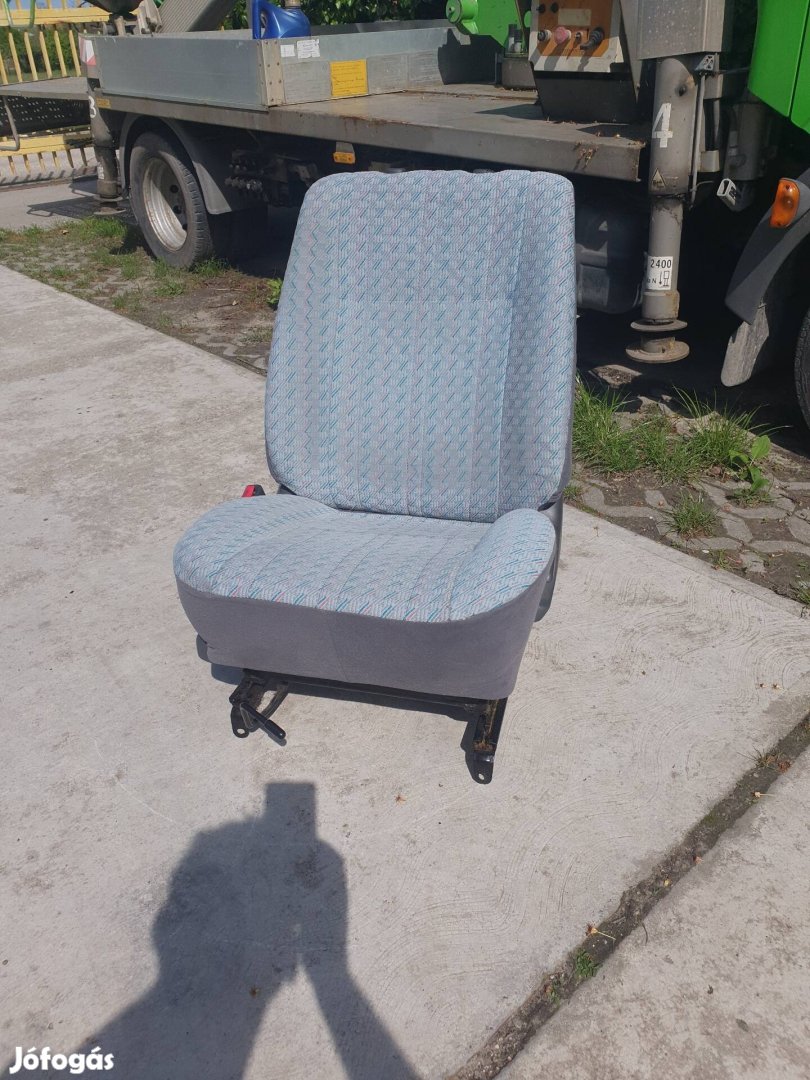 Toyota Hiace vezetőülés 
