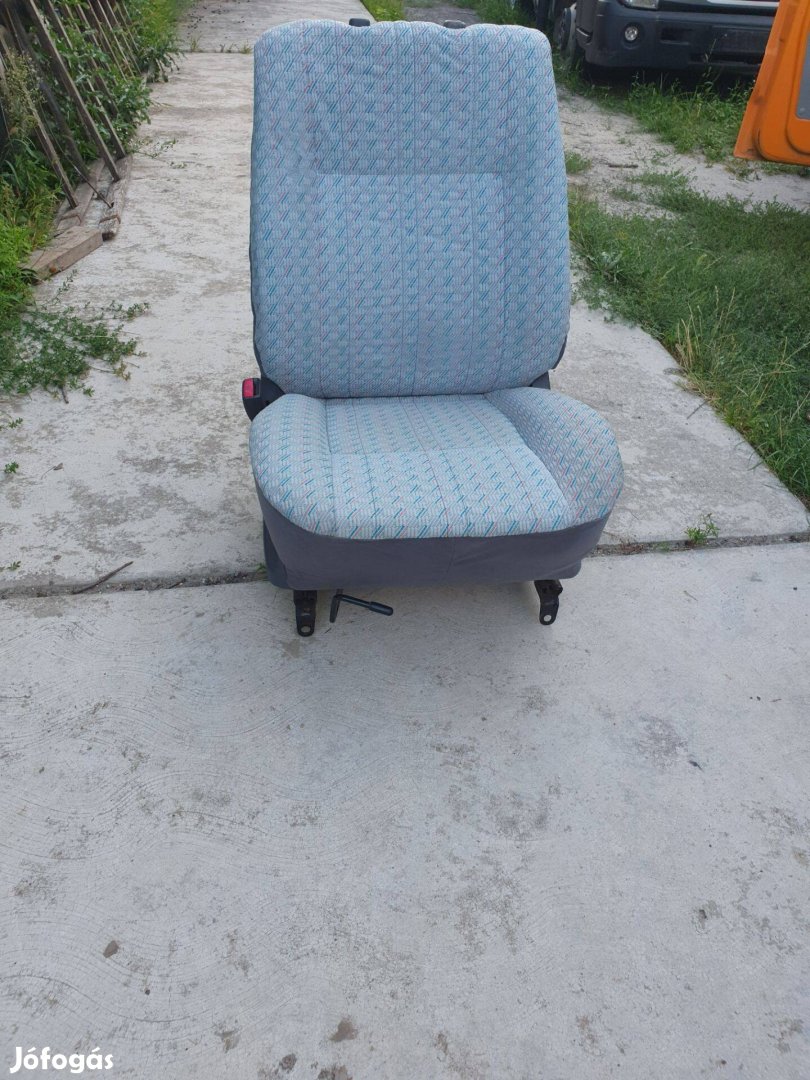 Toyota Hiace vezetőülés, ülés