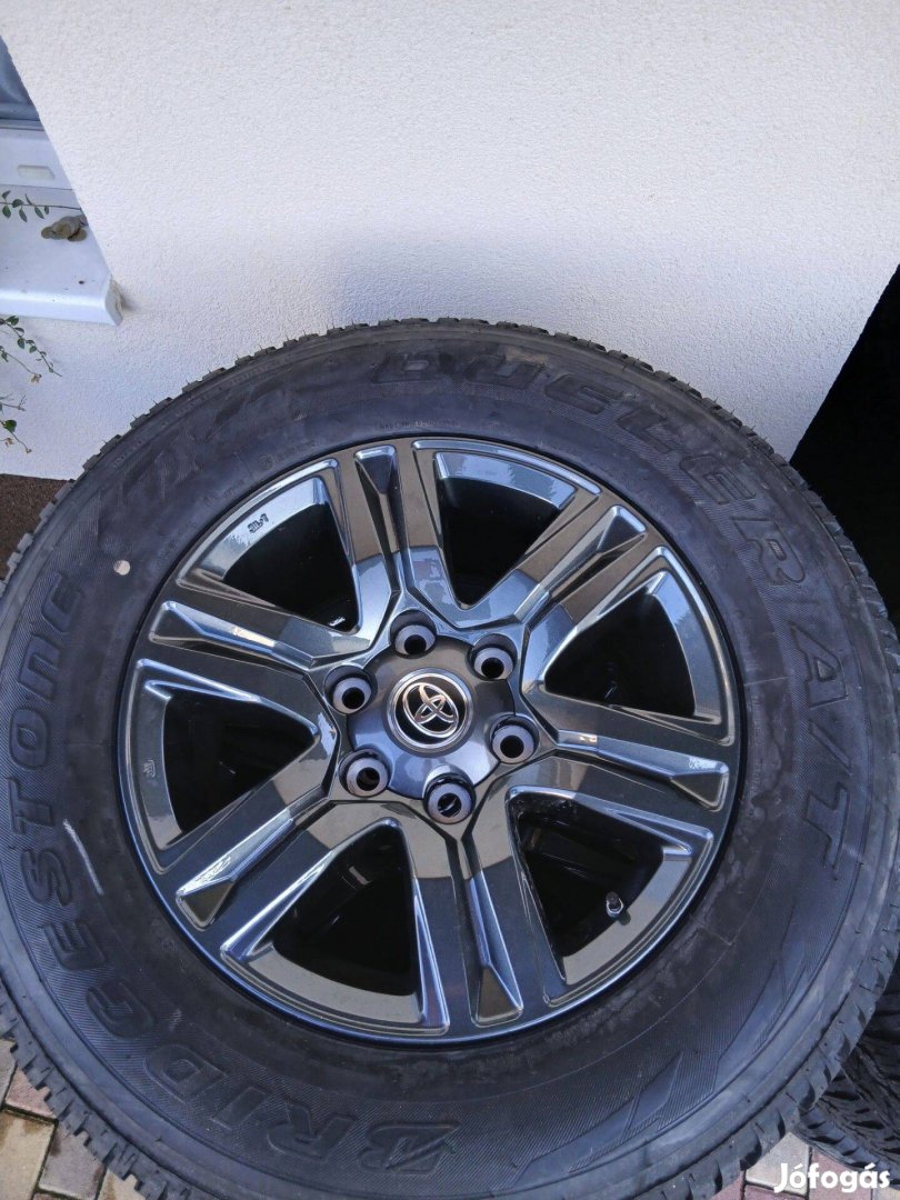 Toyota Hilux 17-es új gyári felni+gumi