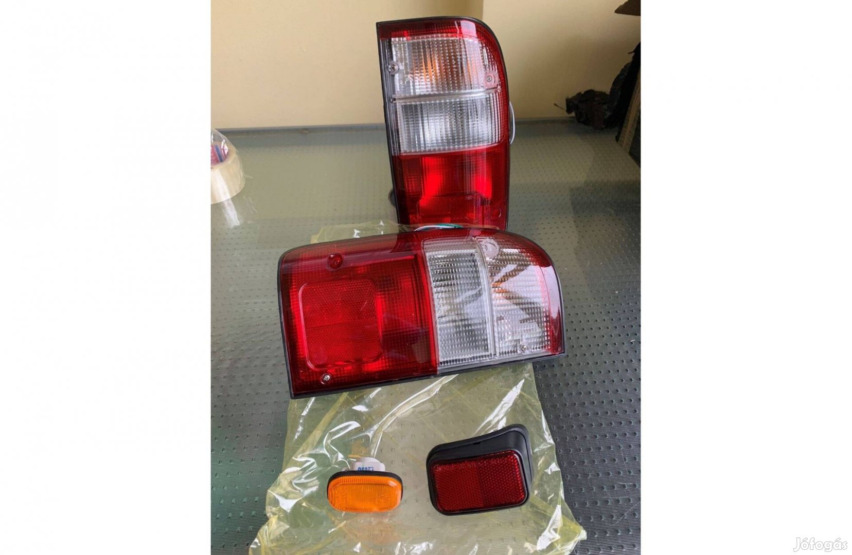 Toyota Hilux 1997-2001 alkatrészek, új hátsó lámpa komplett