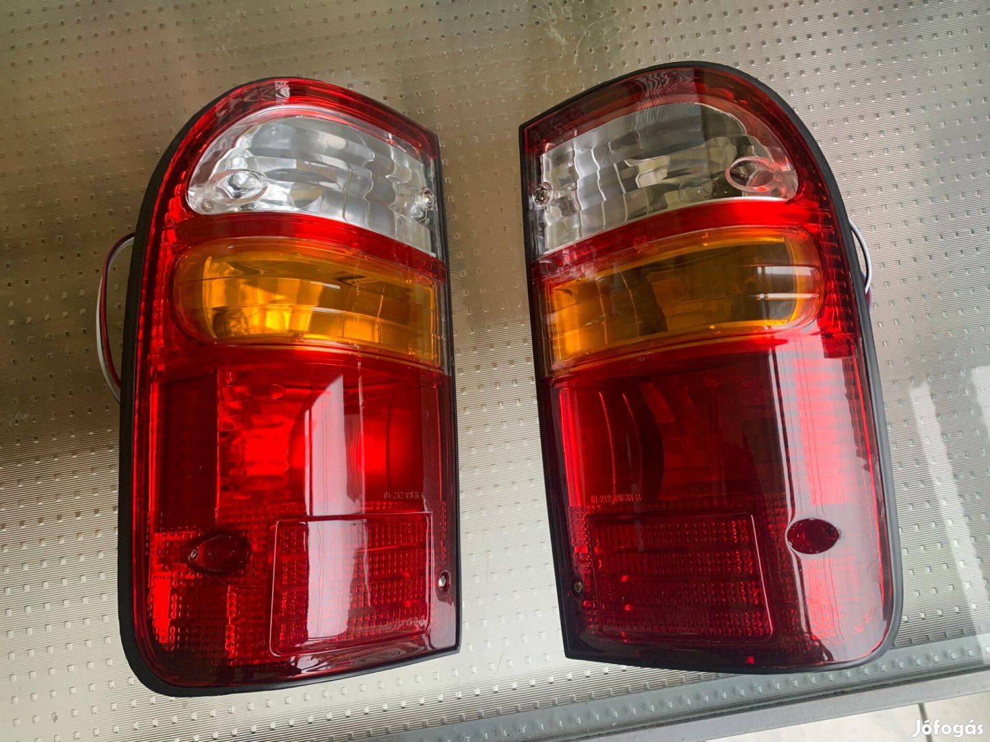 Toyota Hilux 2001-2005 alkatrészek, új hátsó lámpa