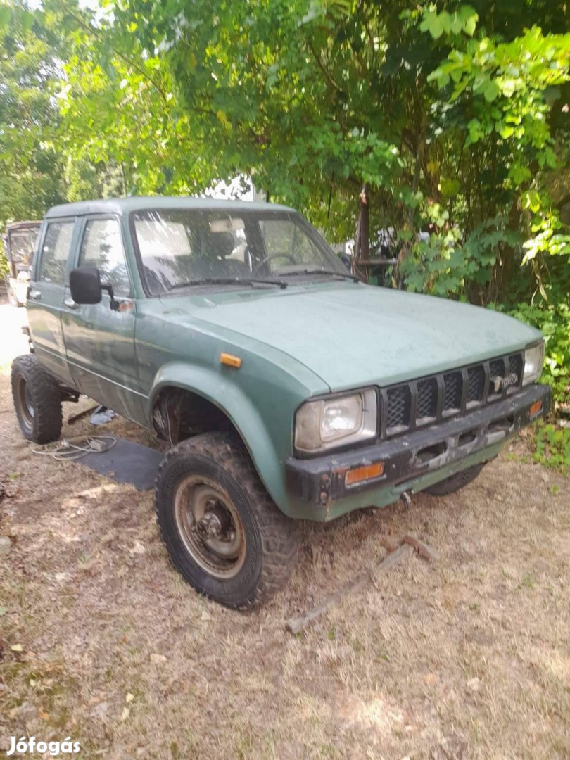 Toyota Hilux Merev hidas