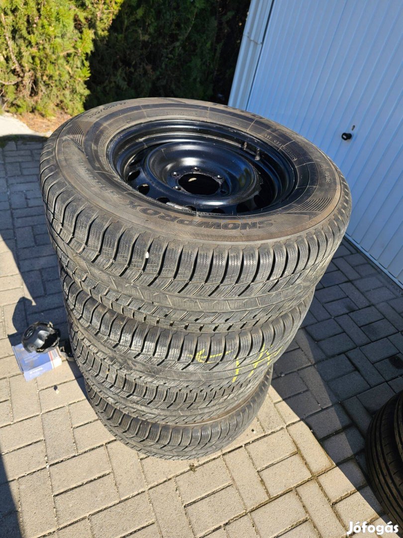 Toyota Hilux Téligumi felnivel eladó