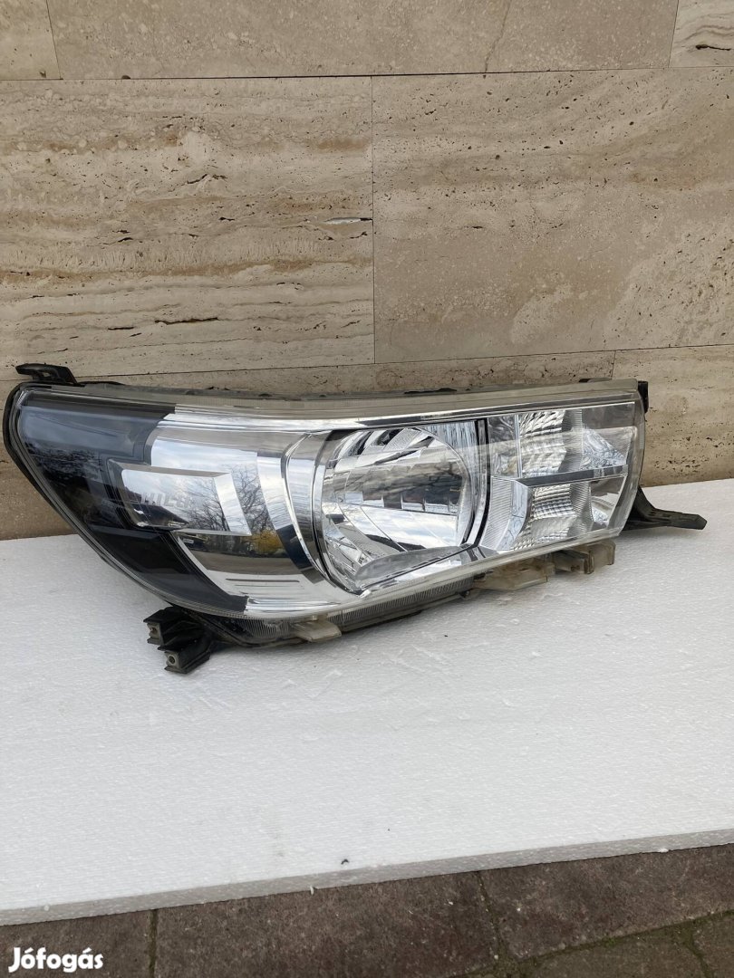 Toyota Hilux gyári jobb fényszóró (2015-  )