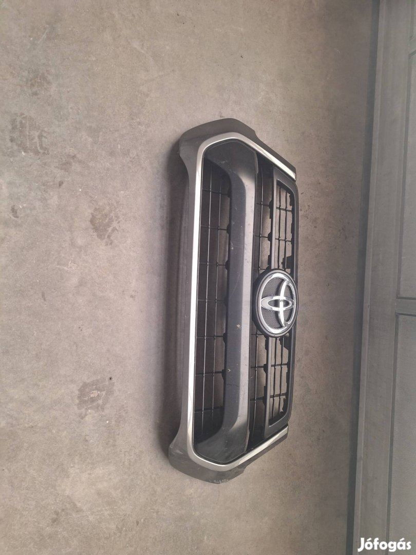 Toyota Hilux hűtődíszrács eladó.