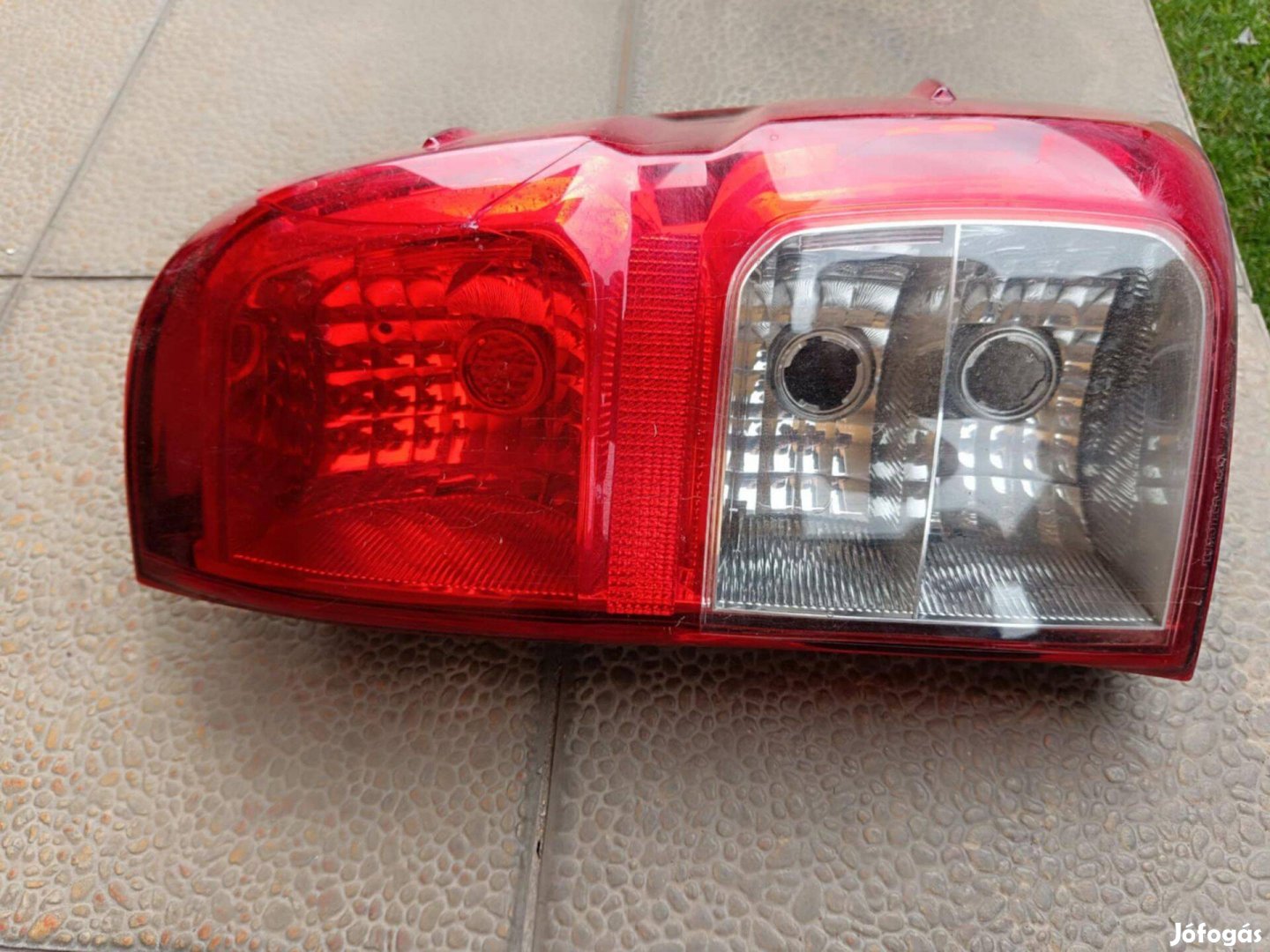 Toyota Hilux jobb hátsó lámpa, kis sérült állapotban