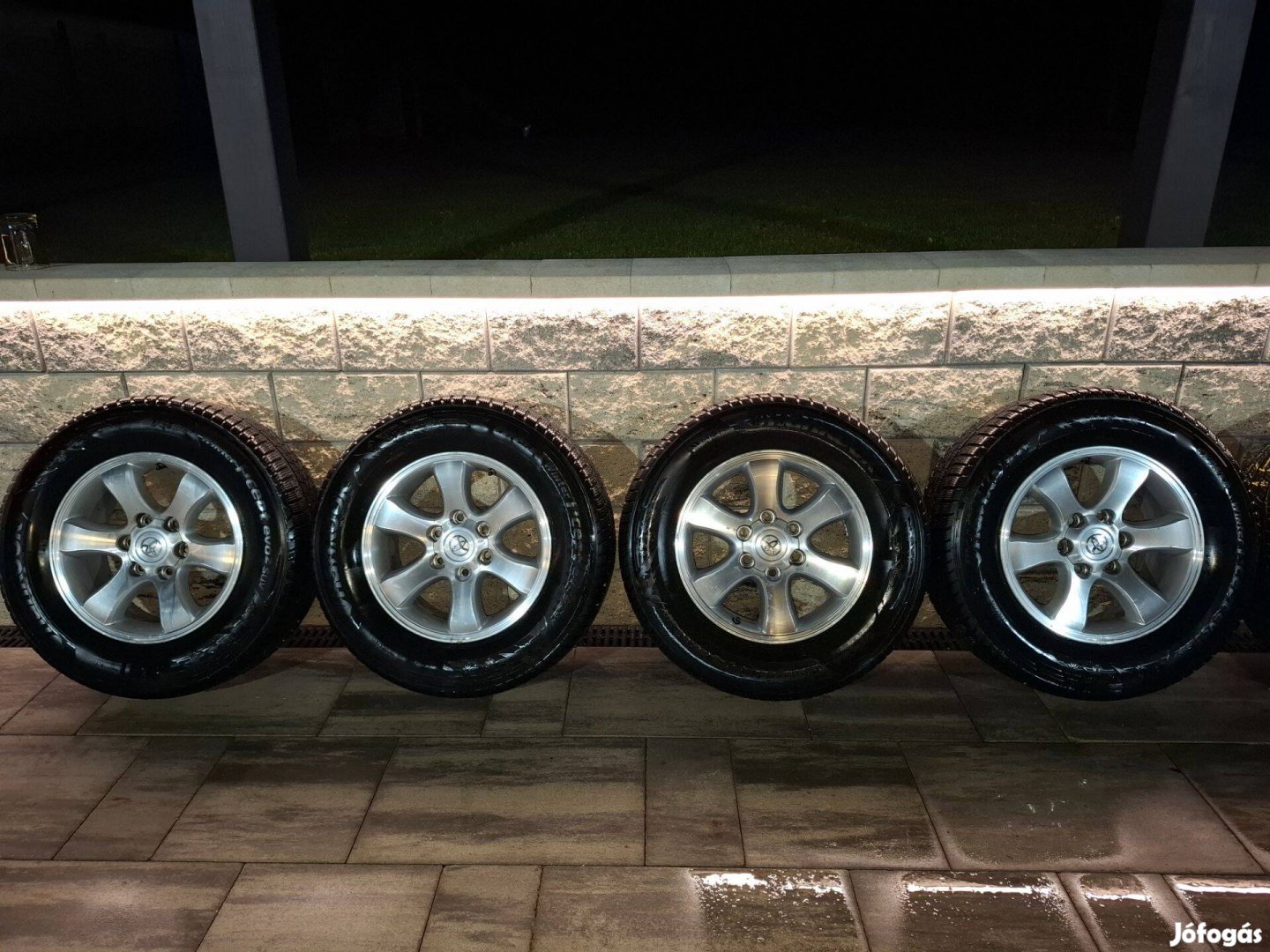 Toyota Land Cruiser 4 gyári alufelni 8 gumi