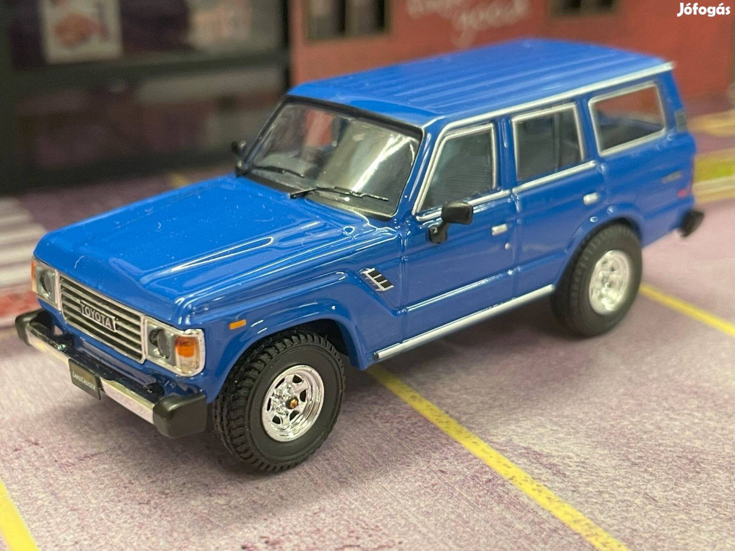 Toyota Land Cruiser FJ60 modellautó - Inno64 1:64 méret