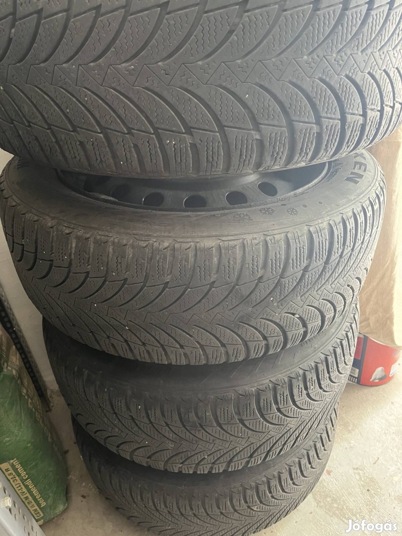 Toyota R16 acél felni lemez felni 205/55R16 téli gumi 