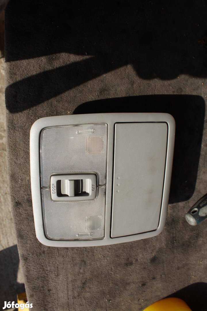 Toyota Rav4 III 2006-2013 belső világítás 8126042010
