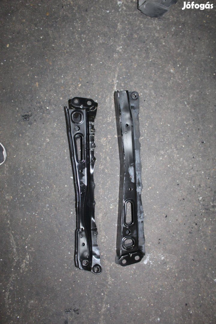 Toyota Rav4 III 2006-2013 merevítő bölcső és hűtőtartó között