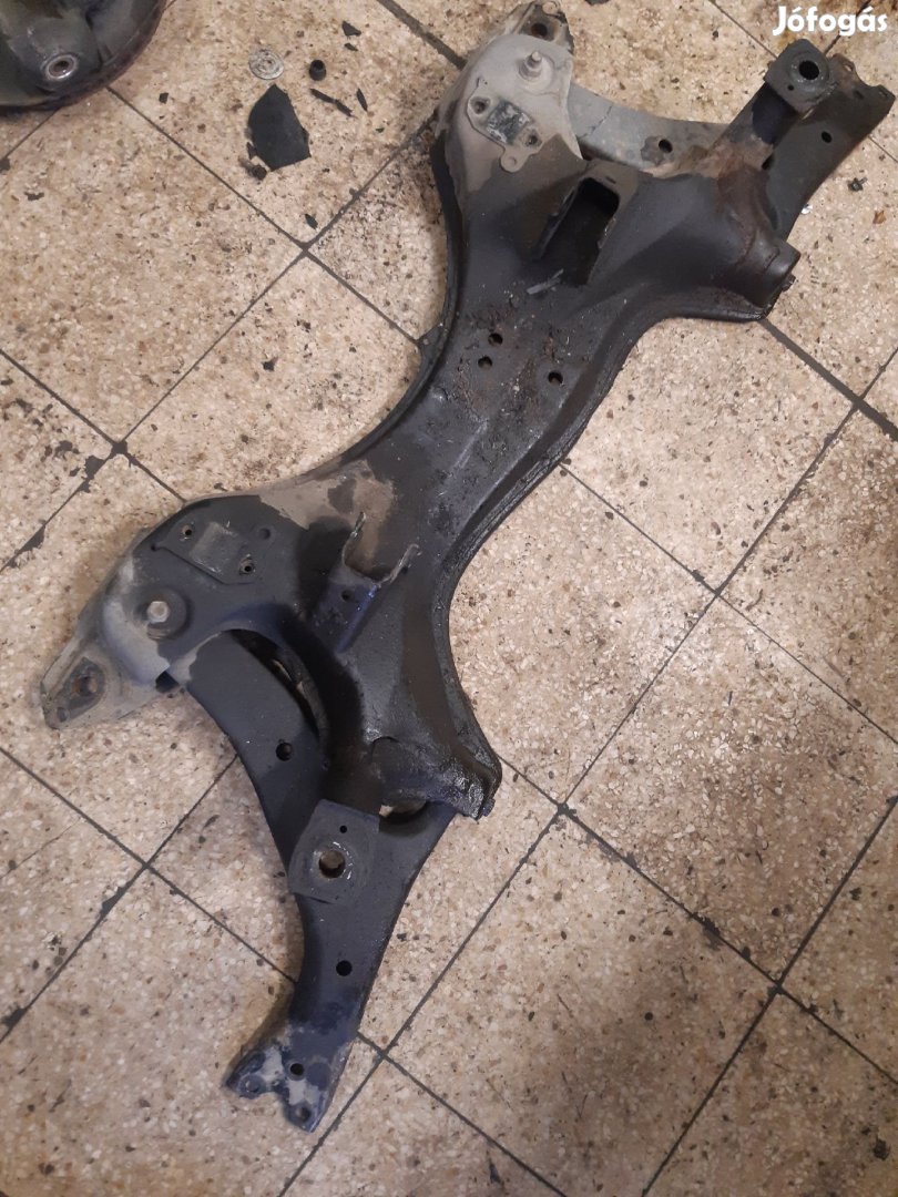 Toyota Rav 4 00-05 Első Bölcső Lengőkar