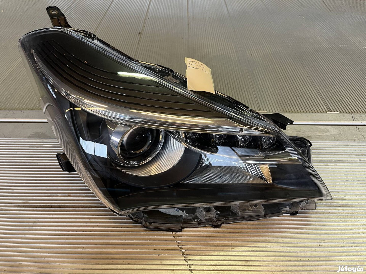 Toyota Yaris 15'--17' jobb ledes fenyszóró