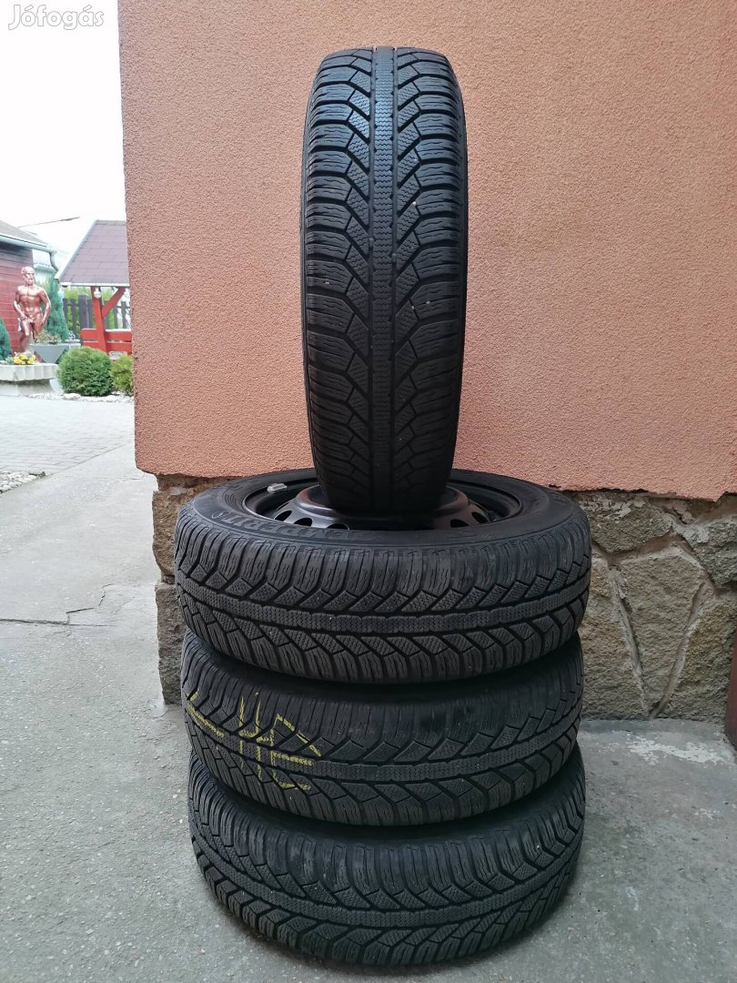 Toyota Yaris 15"-os lemezfelni szenzoros.Téli gumikkal.  