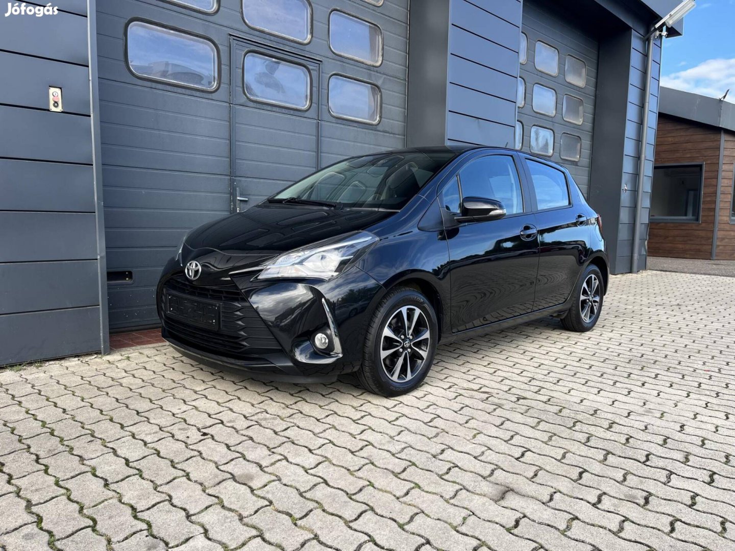 Toyota Yaris 1.5 Dual VVT-iE Style Szervizkönyv...