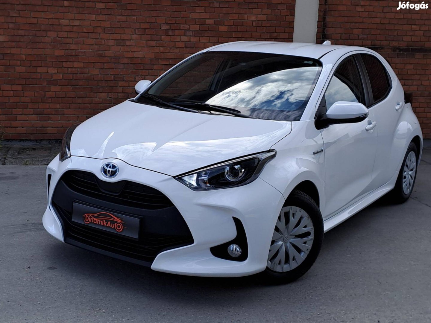 Toyota Yaris 1.5 Hybrid Comfort e-CVT Távtartó-...