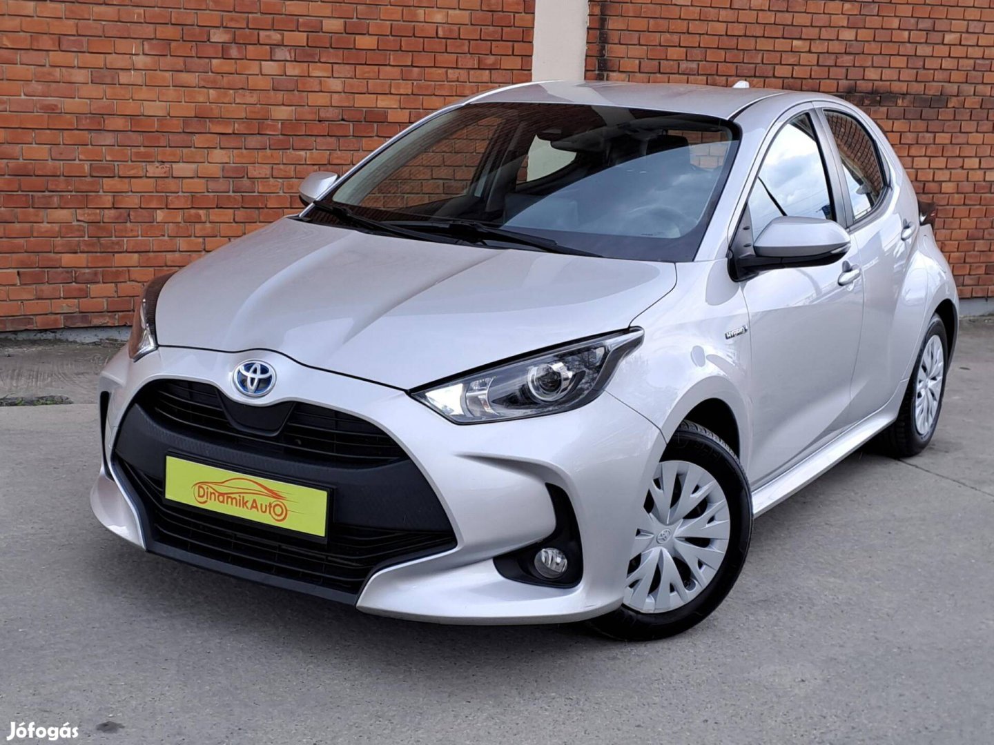 Toyota Yaris 1.5 Hybrid Comfort e-CVT Távtartó-...