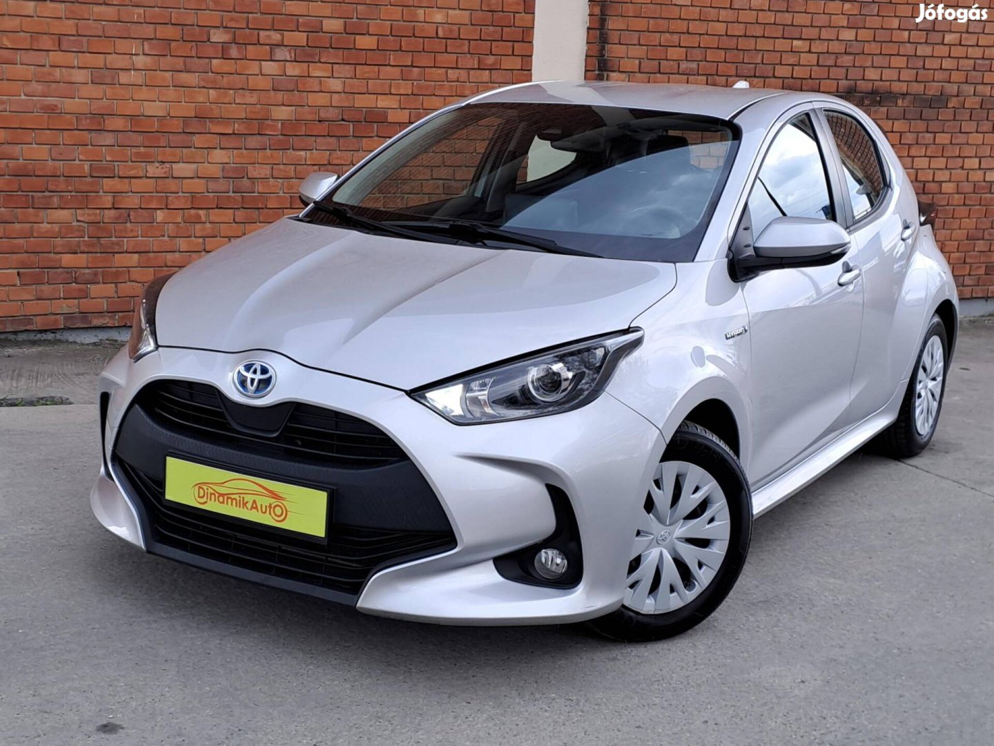 Toyota Yaris 1.5 Hybrid Comfort e-CVT Távtartó-...