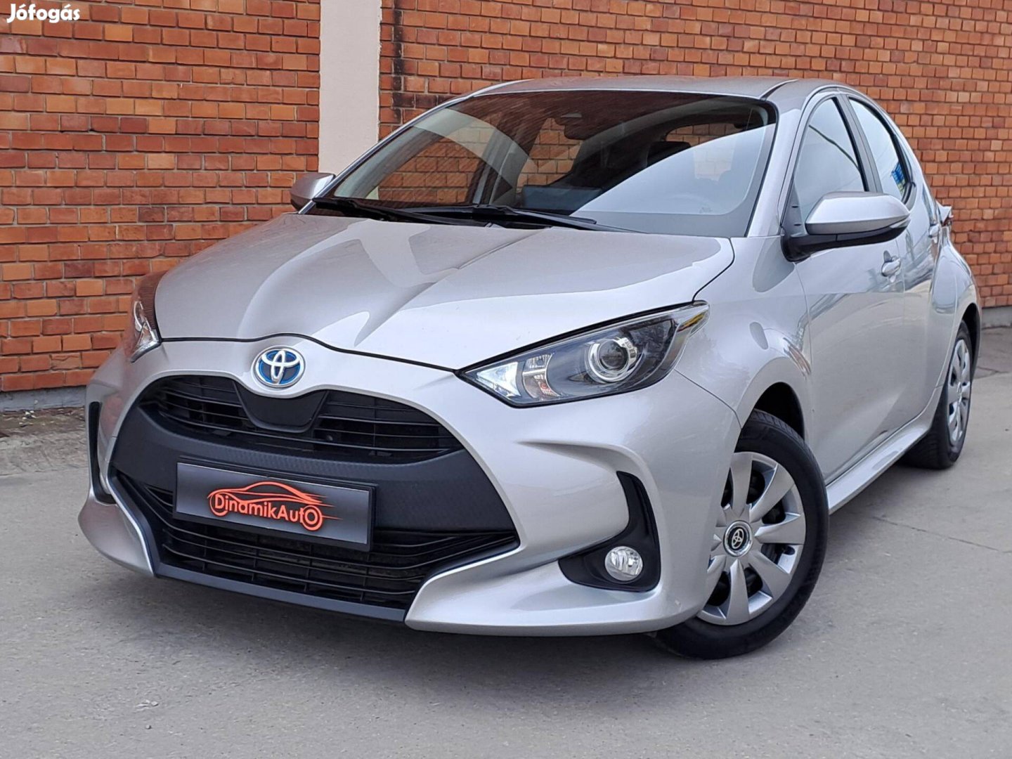 Toyota Yaris 1.5 Hybrid Comfort e-CVT Távtartó-