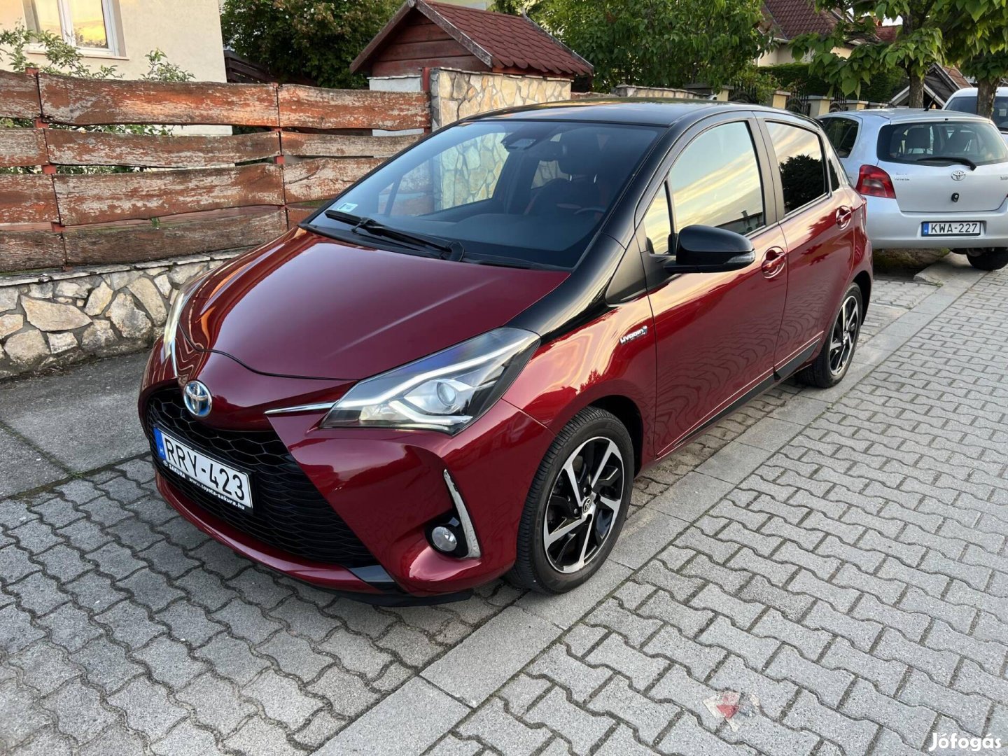 Toyota Yaris 1.5 VVT-i Hybrid Selection Red e-C...