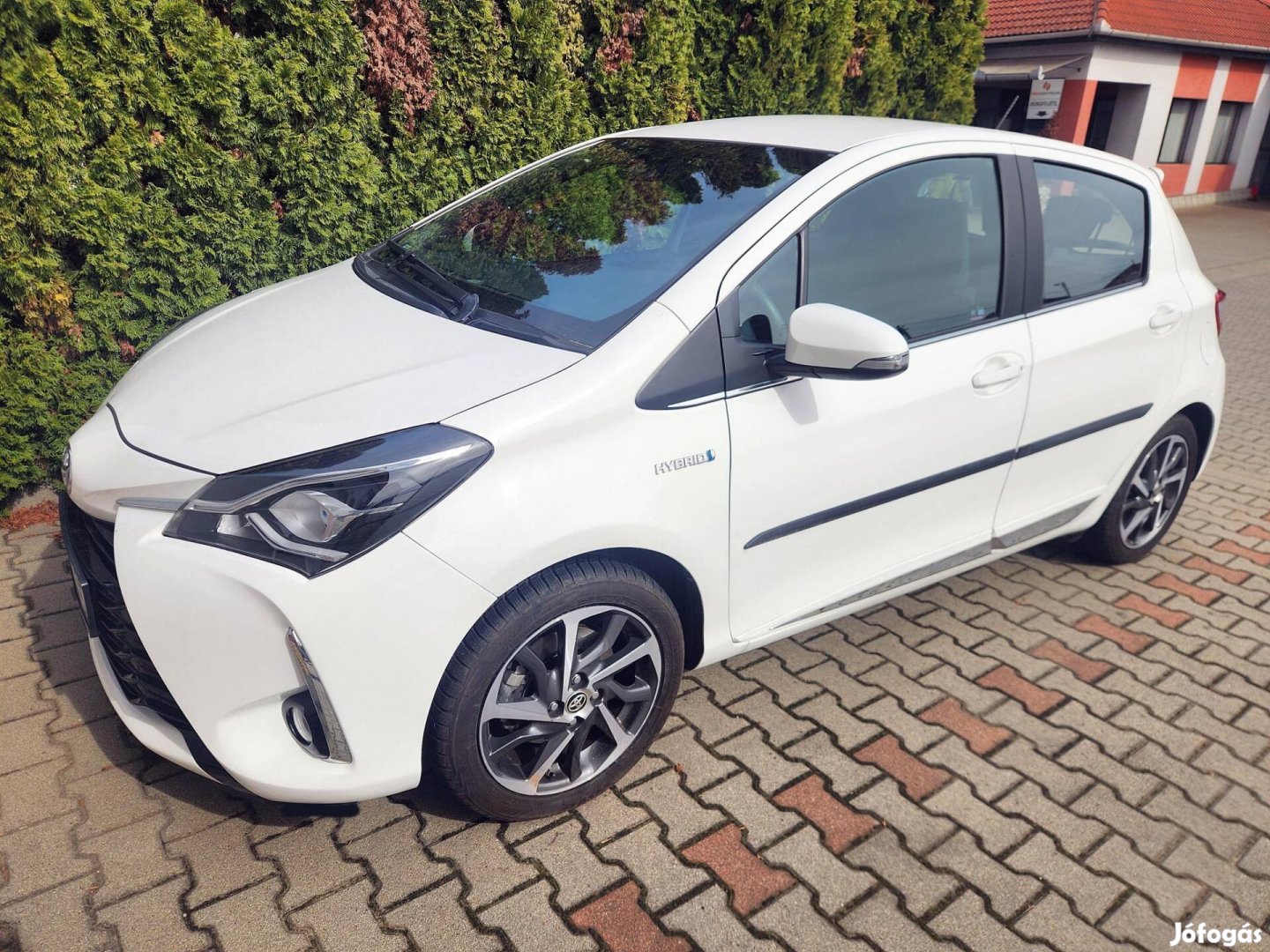 Toyota Yaris 1.5 VVT-i Hybrid Selection White e...