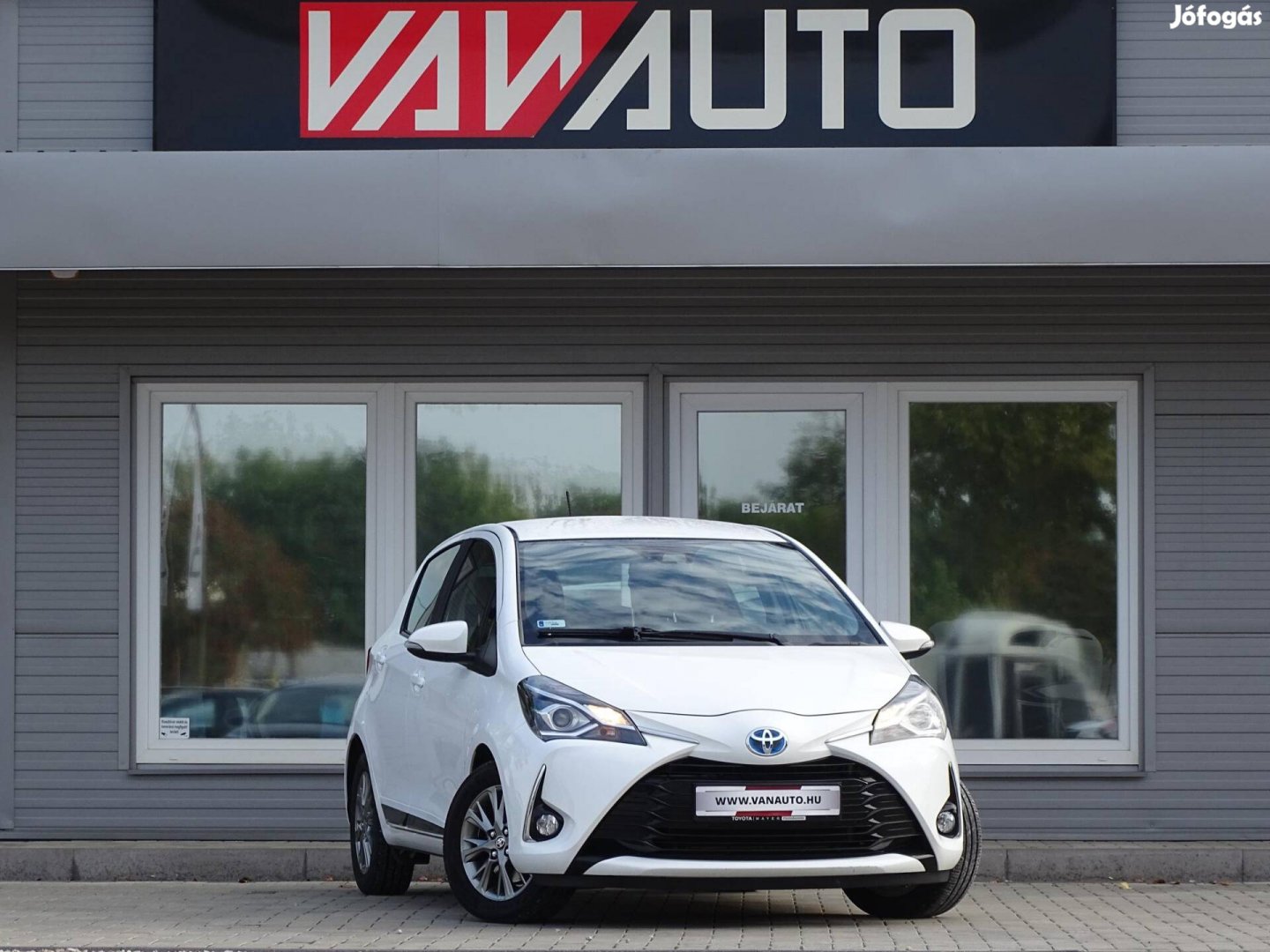 Toyota Yaris 1.5 VVT-i Hybrid Selection White e...