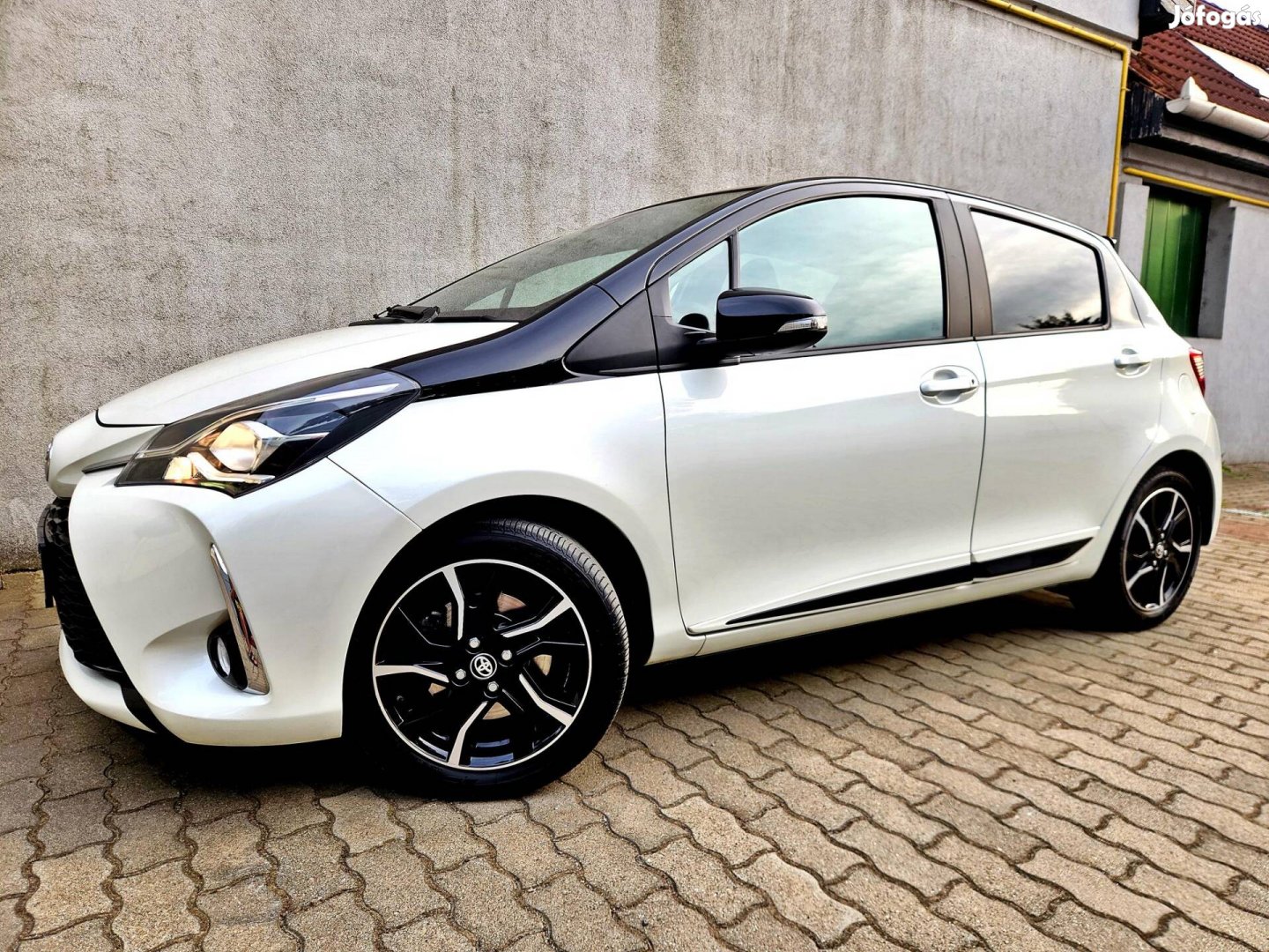 Toyota Yaris 1.5 VVT-i Hybrid Selection White e...