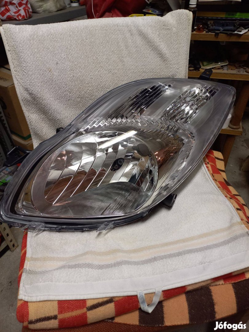 Toyota Yaris 2009.-2011. Fényszóró H4 bal króm házas V-tip. (motoros)
