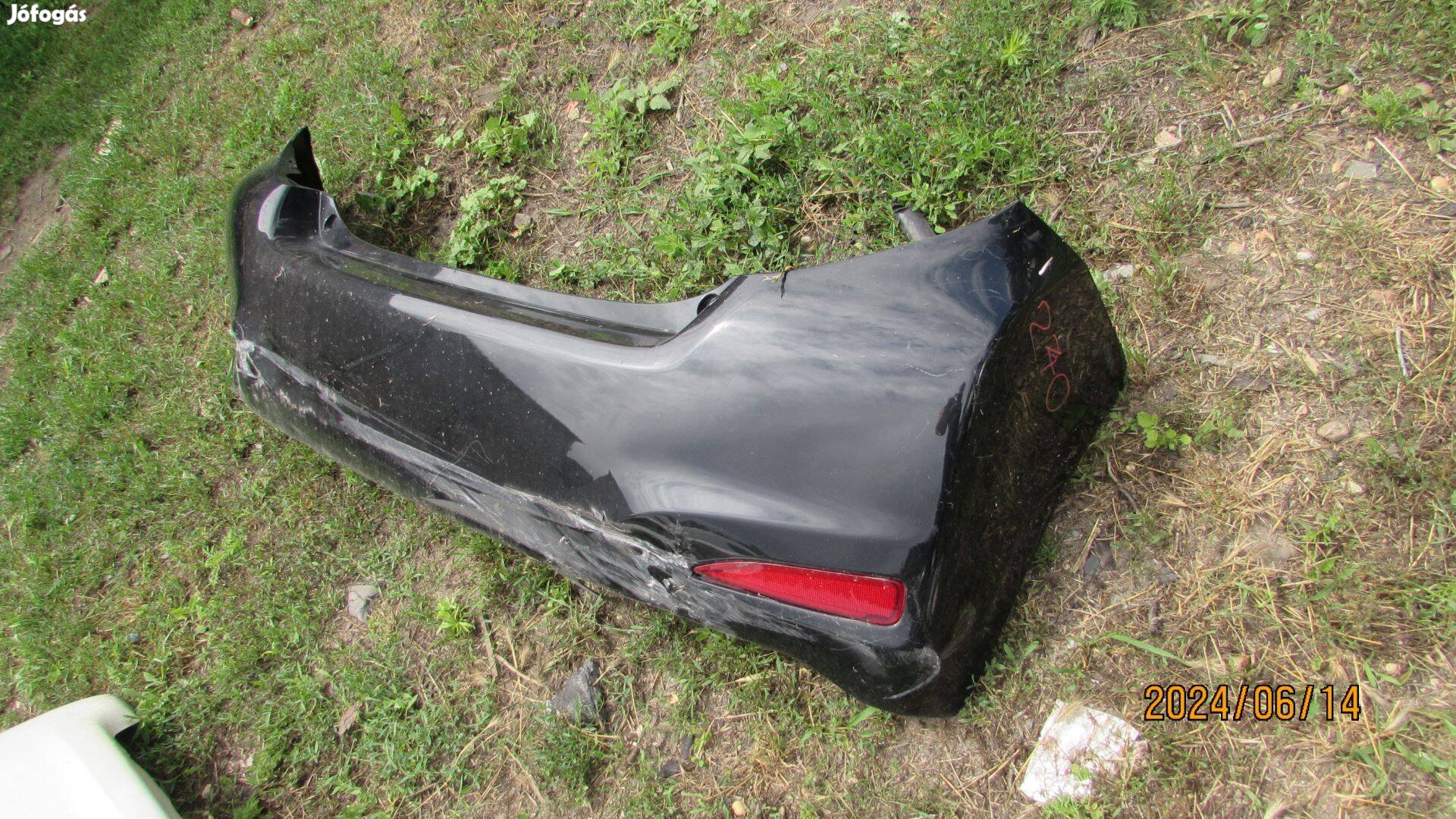 Toyota Yaris 2013 hátsó lökhárító üresen, törött (240) 521590d300
