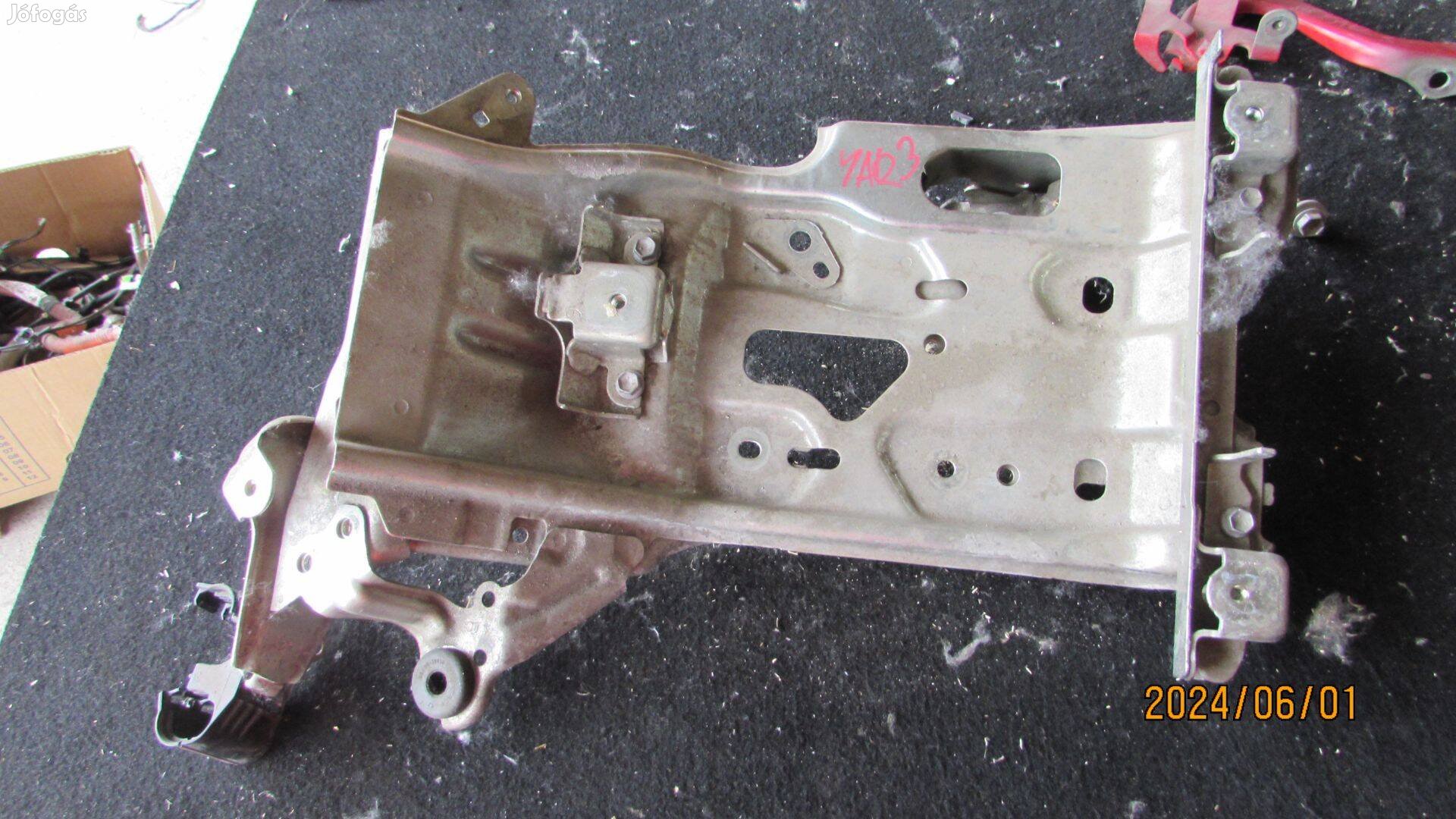Toyota Yaris 2017 3 1.5B inverter tartó konzol
