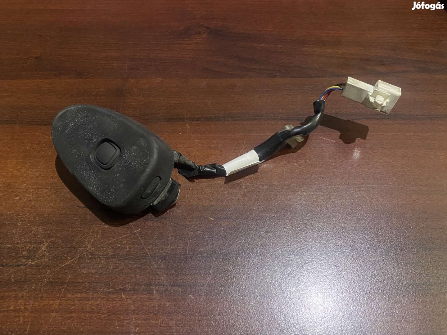 Toyota Yaris 2 csomagtér nyitó gomb 69209-52010 eladó