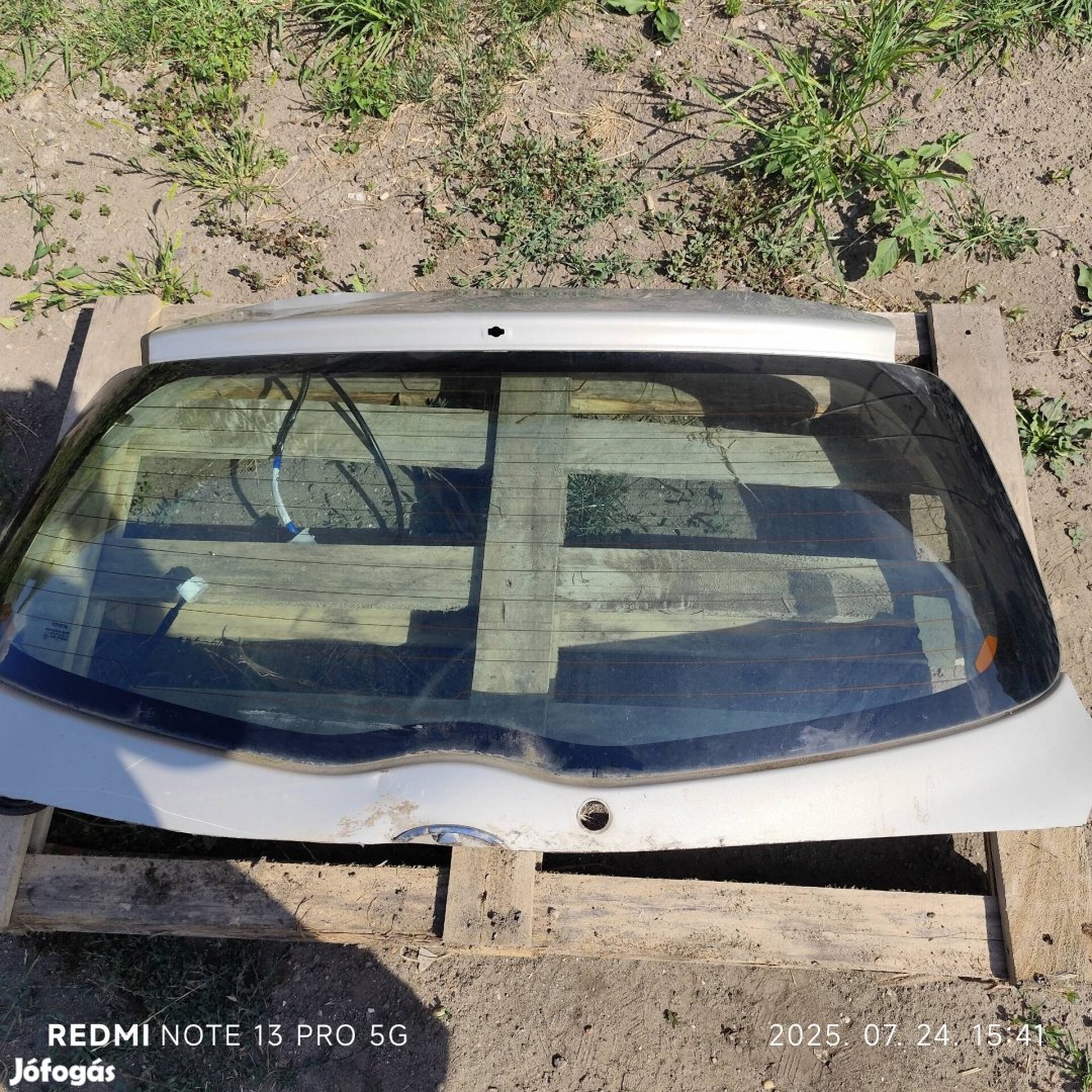 Toyota Yaris 2 hátsó szélvédő.